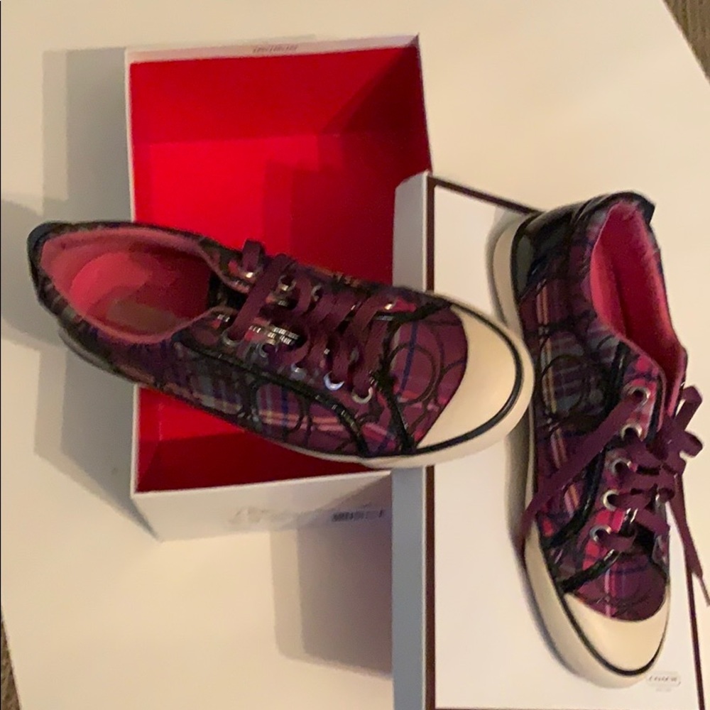 Coach woman sneakers.